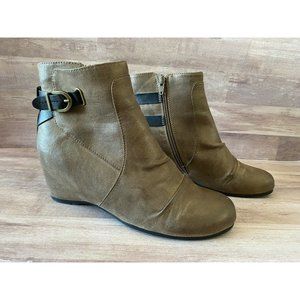 BareTraps Hidden Wedge Ankle Booties Boots Women’s 8.5M Vandy Faux Leather Tan